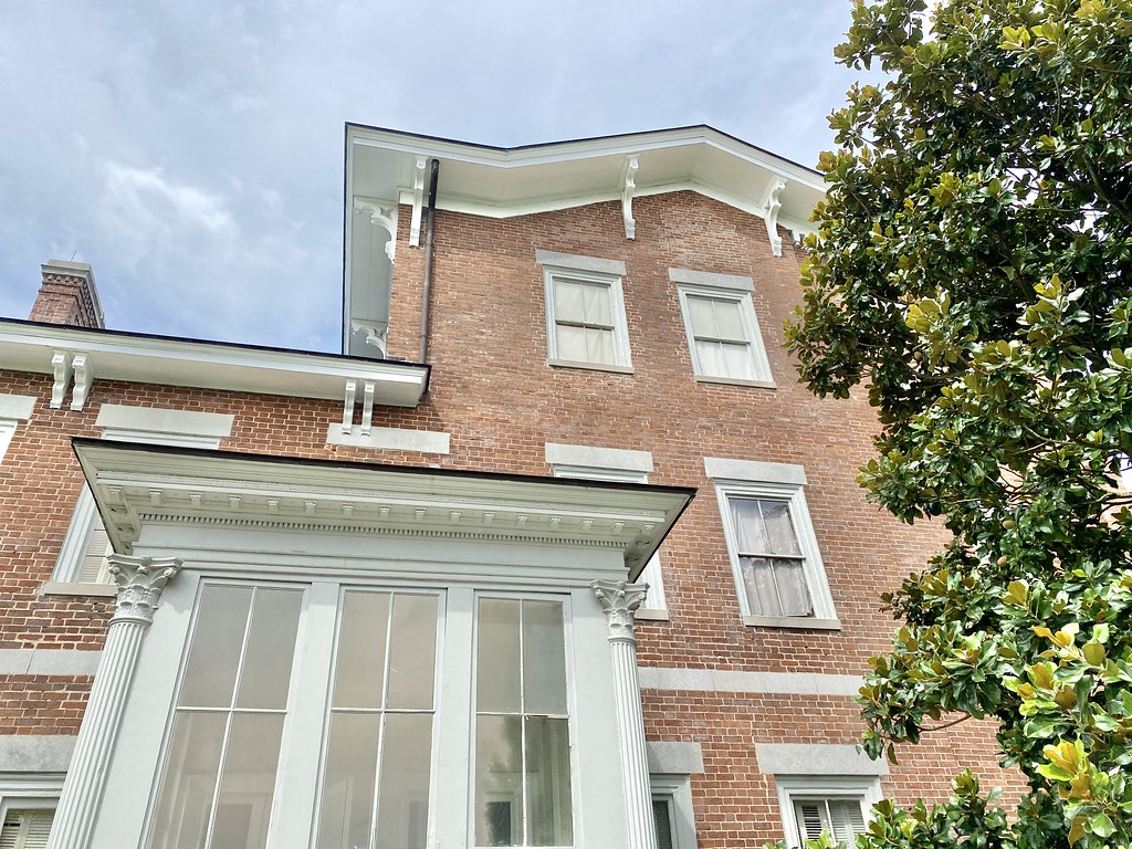 Gutter Cleaning Cost Factors: What Richmond Homes Pay